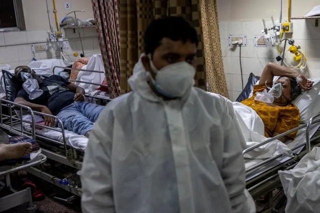 People suffering from the coronavirus disease (COVID-19) are treated inside an overcrowded casualty ward at a hospital in New Delhi, India, May 1, 2021. (Photo by Danish Siddiqui/Reuters)