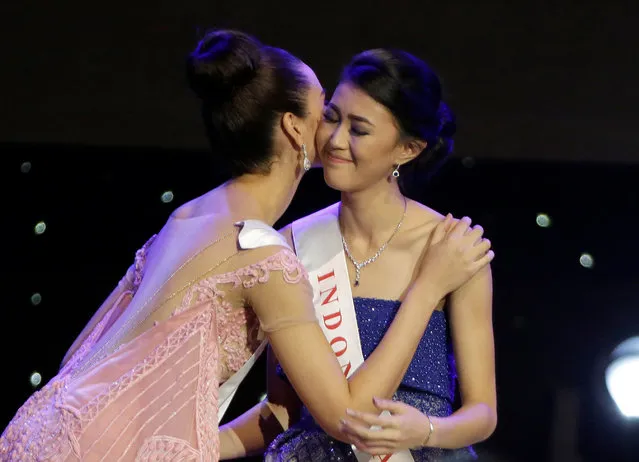 Miss Indonesia Natasha Mannuela (R) is congratulated by Miss Philippines Catriona Elisa Gray after Mannuela was named a finalist in the Miss World 2016 Competition in Oxen Hill, Maryland, U.S., December 18, 2016. (Photo by Joshua Roberts/Reuters)