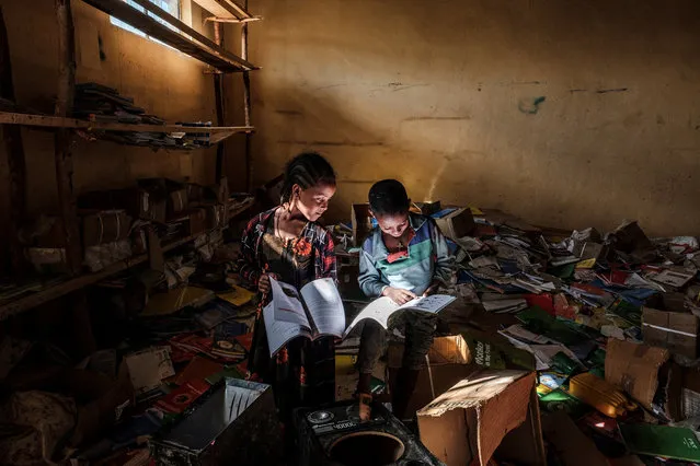 “Tigray: Ethiopia’s Cascade into Chaos”. Soteras’s images showed the world what was happening in Tigray, contradicting the government’s argument that the conflict would be relatively minor. Evidence of civilian suffering was everywhere.In the library of a primary school, damaged during fighting in the Tigray region. According to locals, Tigrayan troops moved into the school after it had been closed because of the pandemic, and months before the conflict began. Bisober, Ethiopia, December 2020. (Photo by Eduardo Soteras/Visa pour l'Image)