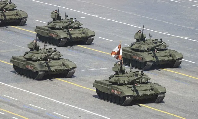 Russian servicemen drive T-90A tanks during the Victory Day parade at Red Square in Moscow, Russia, May 9, 2015. (Photo by Reuters/Host Photo Agency/RIA Novosti)