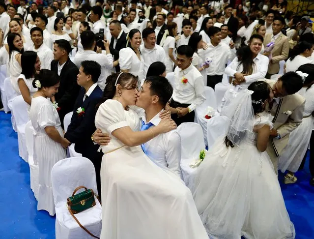 Filipino groom Reynaldo Pingol and bride Maricel kiss during a mass wedding on Valentine's Day in Bacoor City, Cavite province, Philippines, 14 February 2024. A total of 100 couples participated in the civil mass wedding officiated by Bacoor city Mayor Strike Revilla to strengthen family ties. (Photo by Francis R. Malasig/EPA)