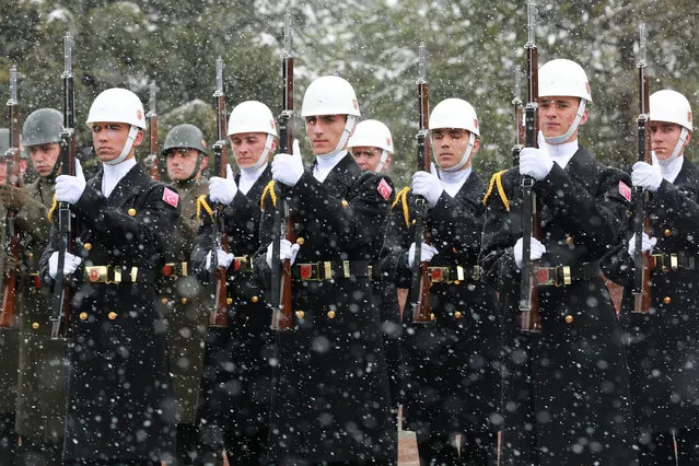 Honor guards stand at the Cankaya Palace in Ankara on March 14, 2017. (Photo by Adem Altan/AFP Photo)