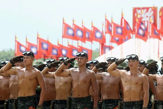 Special troops salute to Taiwan's President Ma Ying-jeou at the end of the annual Han Kuang military exercise in an army base in Hsinchu, northern Taiwan, July 4, 2015. (Photo by Patrick Lin/Reuters)