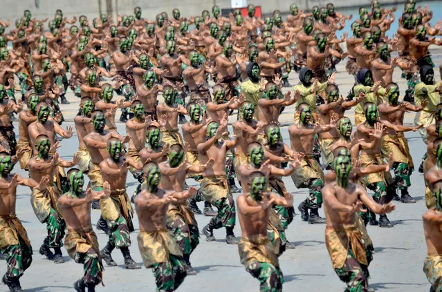 Indonesian soldiers display their fighting skills at the Barang Indah Kiat port during a military parade to mark the 72nd anniversary of the Indonesian military's founding, in Cilegon on October 5, 2017. (Photo by Ricardo/AFP Photo)