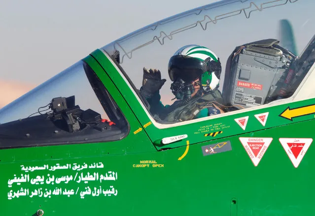 A Saudi air force pilot gestures from his plane during an airshow at Saudi Aviation Forum at Thumamah airport, in Riyadh, Saudi Arabia, January 11, 2018. (Photo by Faisal Al Nasser/Reuters)