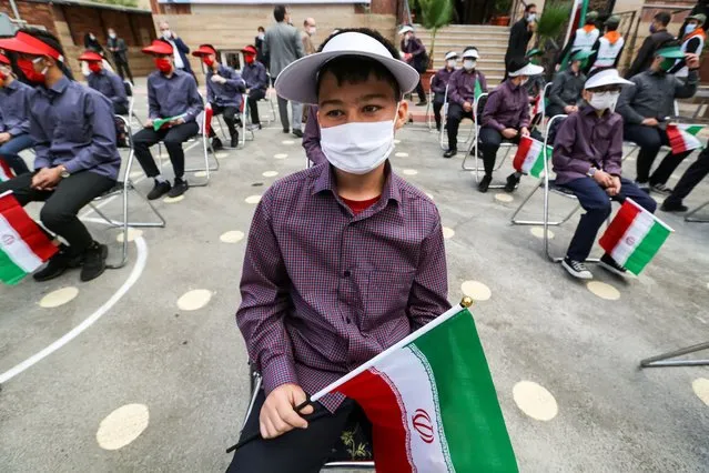 Iranian students wearing mask are seen in school after Ministry of Education of Iran plans the opening of schools and education to be done remotely in some schools according to the coronavirus (Covid-19) risk level in Tehran, Iran on September 05, 2020. (Photo by Atta Kenare/AFP Photo)