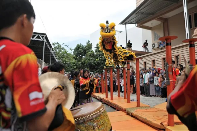 Members of Aceh Lion Dance group perform during Chinese Lunar New Year celebrations in Banda Aceh, Indonesia, 22 January 2023. The Chinese New Year, also known as Spring Festival in China or “Imlek” in Indonesia, falls on 22 January 2023, marking the beginning of the Year of the Water Rabbit. (Photo by Hotli Simanjuntak/EPA/EFE)