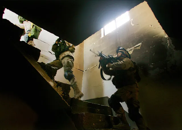 Soldiers with the 3/21 of the U.S. Army's Stryker Brigade secure a police station which had been over-run by insurgents during heavy fighting in Mosul, November 19, 2004. (Photo by Bob Strong/Reuters)