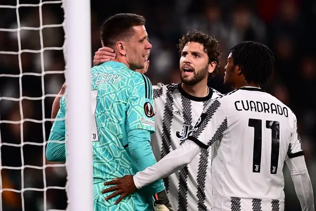 Juventus' Italian midfielder Manuel Locatelli (C) and Juventus' Colombian defender Juan Cuadrado tend to Juventus' Polish goalkeeper Wojciech Szczesny after he signaled a chest pain during the UEFA Europa League quarter-finals first leg football match between Juventus and Sporting CP, on April 13, 2023 at the Juventus stadium in Turin. (Photo by Marco Bertorello/AFP Photo)