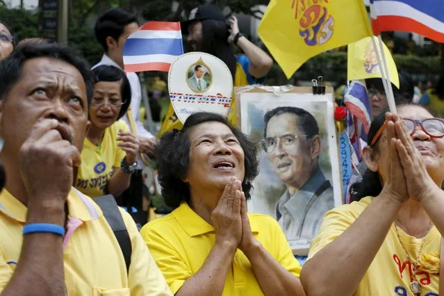 Supporters of Thailand's King Bhumibol Adulyadej look at his hospital bedroom as they pray outside Siriraj hospital, where a group gathered to mark his 88th birthday, in Bangkok December 5, 2015. (Photo by Jorge Silva/Reuters)