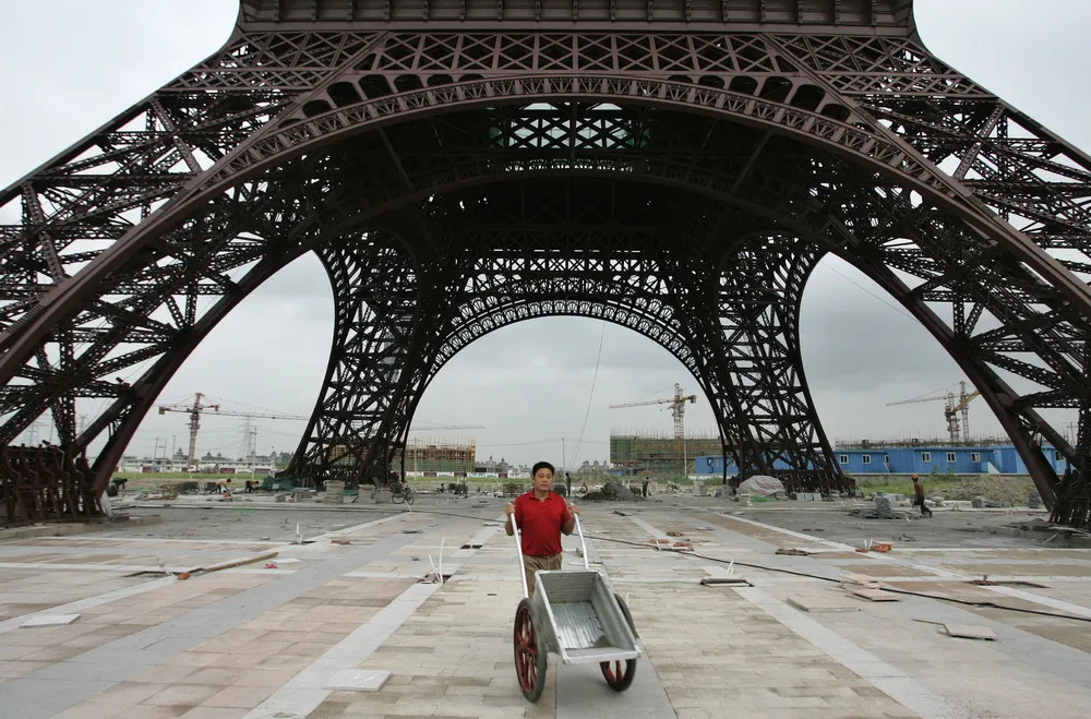 Replica of Paris in China Becomes Ghost Town