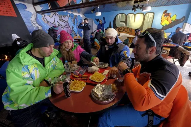 Iranian skiers have meals in a restaurant at the Dizin ski resort, northwest of Tehran January 15, 2016. (Photo by Raheb Homavandi/Reuters/TIMA)