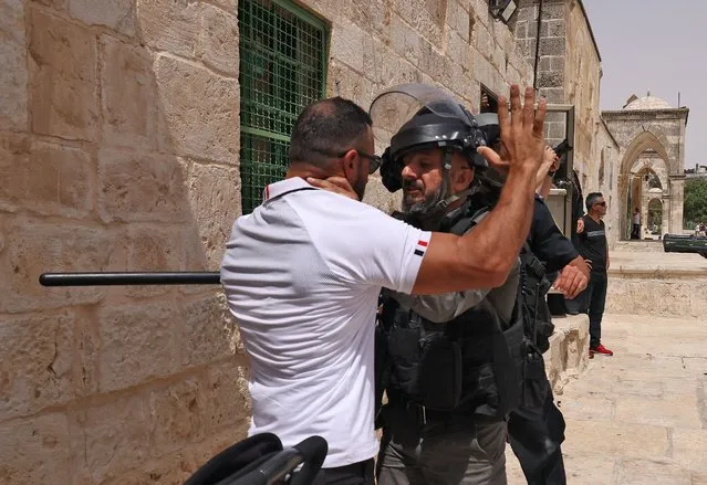 Israeli security forces and Palestinian Muslim worshippers clash in Jerusalem's al-Aqsa mosque compound, the third holiest site of Islam, on May 21, 2021. Fresh clashes between Palestinians and Israeli police broke out at Jerusalem's Al-Aqsa mosque compound today, in the latest unrest at the sensitive religious site, AFP journalists and police said. Israeli police spokesman Micky Rosenfeld said officers were targeted by Palestinians who threw stones and had begun “riot” suppressing measures. AFP reporters said fierce clashes were ongoing at the site between police and Palestinians. (Photo by Ahmad Gharabli/AFP Photo)