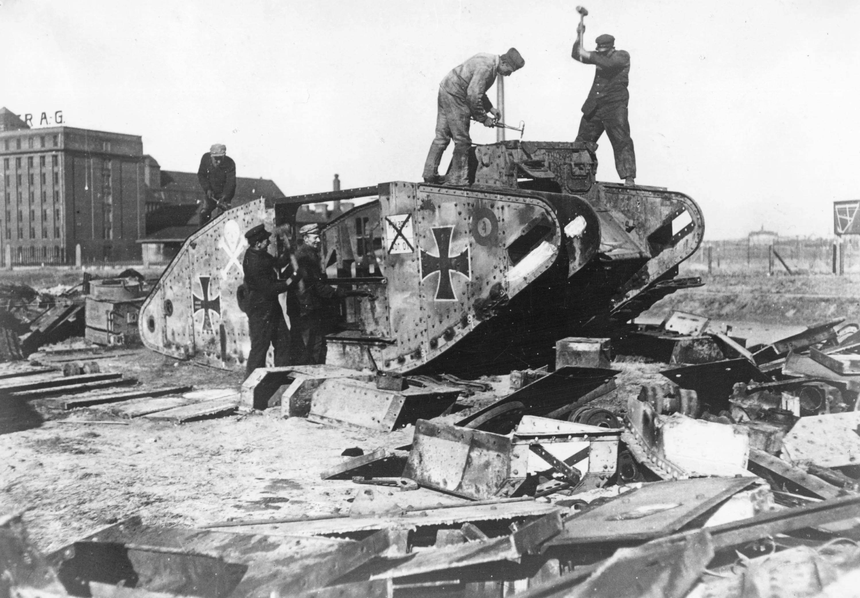 Мировой после. Танк Mark IV В Берлине 1945. Оборона Берлина танк 1 мировой. Танки первой мировой войны 1914-1919. Mark IV танк в революция Германии.