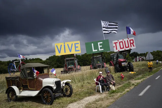 A sign reads “Long Live the Tour” as spectators wait for the rider to pass during the third stage of the Tour de France cycling race over 182.9 kilometers (113.65 miles) with start in Lorient and finish in Pontivy, France, Monday, June 28, 2021. (Photo by Daniel Cole/AP Photo)