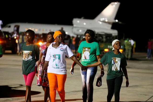 Supporters of former Gambia's President Yahya Jammeh are seen on the tarmac at the Banjul International Airport, Gambia January 21, 2017. (Photo by Afolabi Sotunde/Reuters)