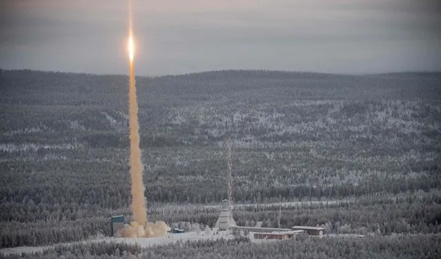 Picture taken on November 23, 2022 shows the launch of the “SubOrbital Express 3” suborbital rocket from the Esrange Space Center in Jukkasjärvi, northern Sweden. “SubOrbital Express 3” carried payload for scientific experiments “to investigate everything from stem cells for diabetes research, to particle research that will provide answers about the origin of planets”, according to the state-owned Swedish Space Corporation (SSC). The rocket reached space with an altitude of 260 kilometers, before falling down to Earth as expected after a six minutes flight. (Photo by Marc Preél/AFP Photo)