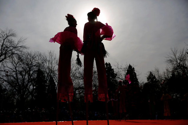 Performers on stilts perform on stage at the Longtan park as the Chinese Lunar New Year, which welcomes the Year of the Rooster, is celebrated in Beijing, China January 29, 2017. (Photo by Damir Sagolj/Reuters)
