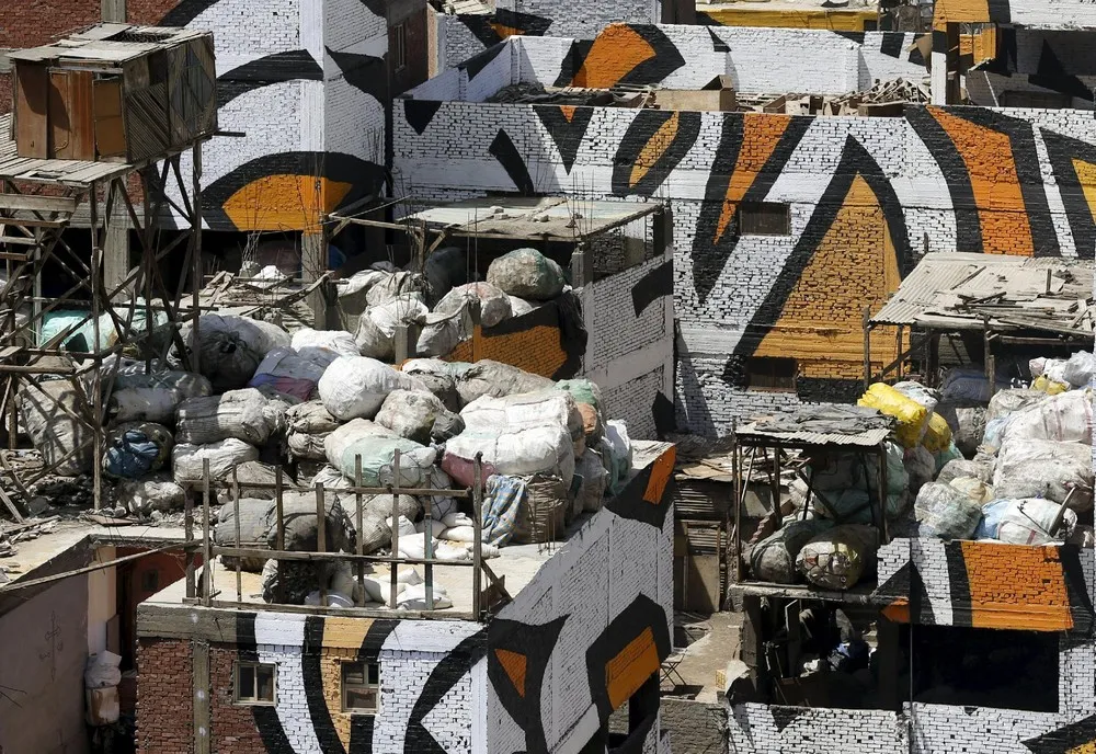 Artist Transforms Buildings in Cairo's “Garbage City”