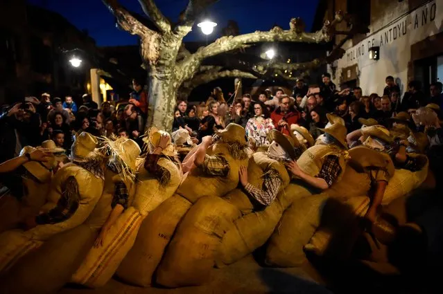 People dressed as the traditional carnival characters “Zaku Zaharrak”, or old sack, in Basque language as they take part in a carnival parade in the small Pyrenean village of Lesaka, northern Spain, Sunday, February 26, 2017. (Photo by Alvaro Barrientos/AP Photo)