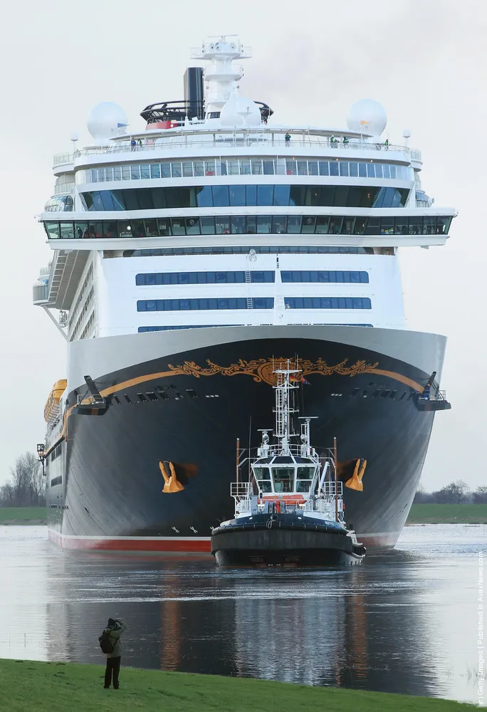 “Disney Fantasy” Launches From German Shipyard