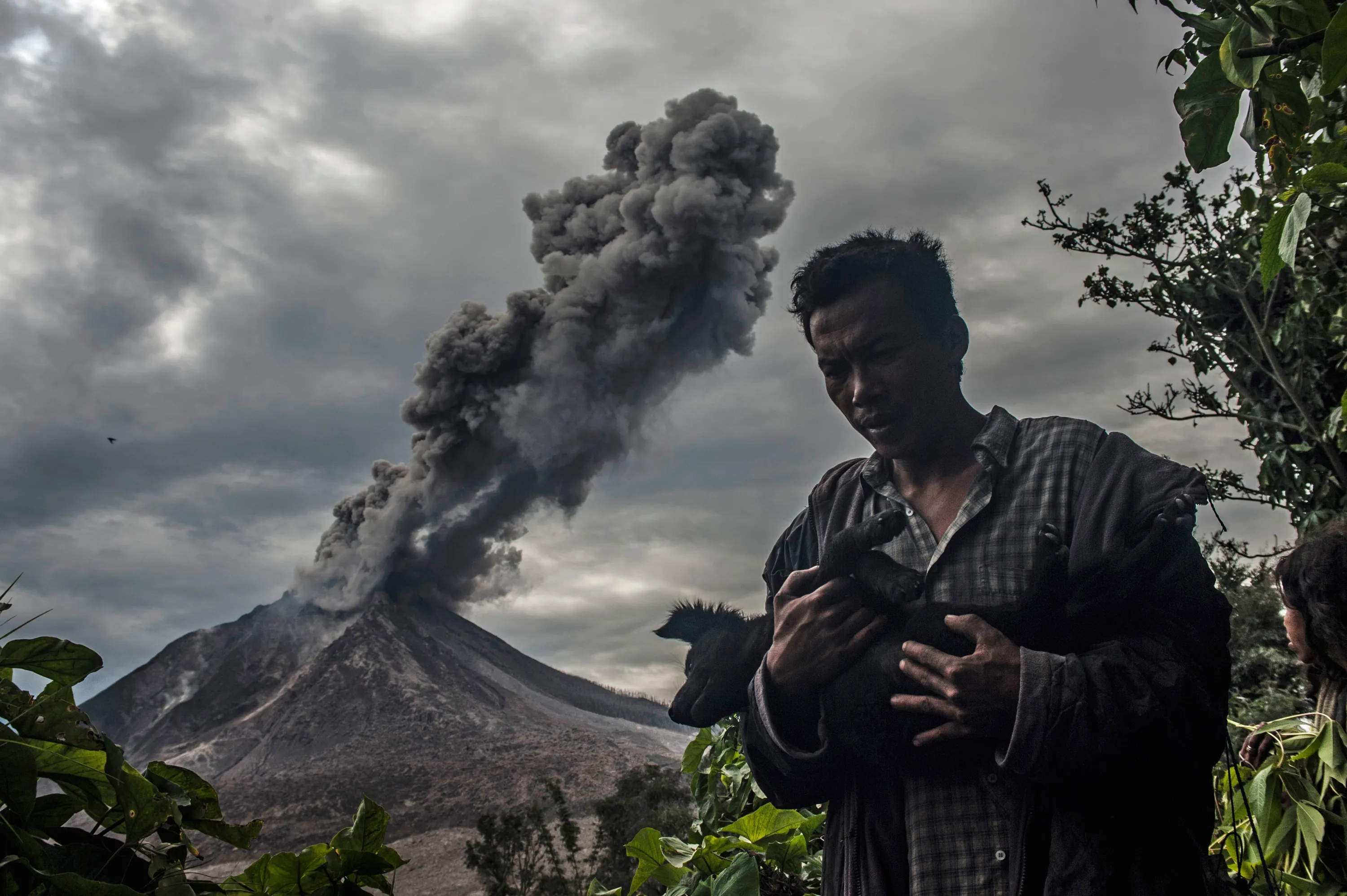 Угроза извержения. Синабунг вулкан извержение 2032. Последствия извержения вулканов. Пепел вулкана. Вулкан и человек.