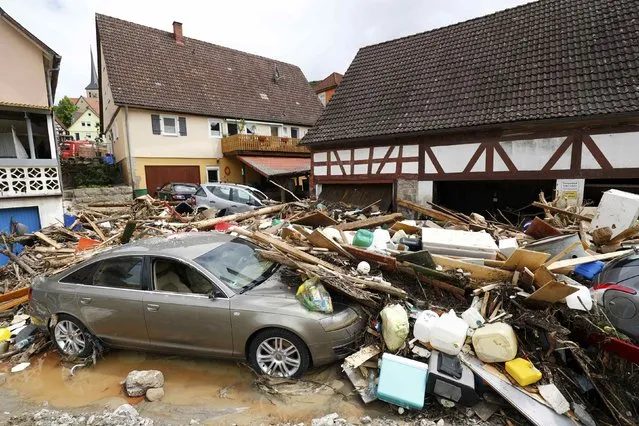 Cars lie amongst debris following floods in the town of Braunsbach, in Baden-Wuerttemberg, Germany, May 30, 2016. (Photo by Kai Pfaffenbach/Reuters)