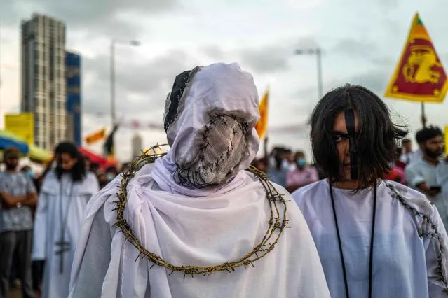 Demonstrators participate in an act to condemn the 2019 Easter Sunday suicide bombings at three churches and three deluxe hotels, killing almost three hundred people, on the eve of the third anniversary of the attacks in Colombo on April 20, 2022. (Photo by Jewel Samad/AFP Photo)