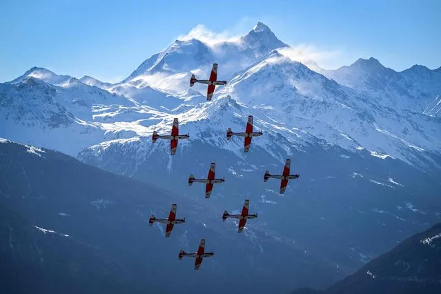 The Swiss Air Force PC-7 Team fly in front of the 4506 meters high Weisshorn mountain in the Swiss Alps prior to the start of the FIS Alpine Ski World Cup in Crans-Montana, Switzerland, on February 26, 2022. (Photo by Fabrice Coffrini/AFP Photo)