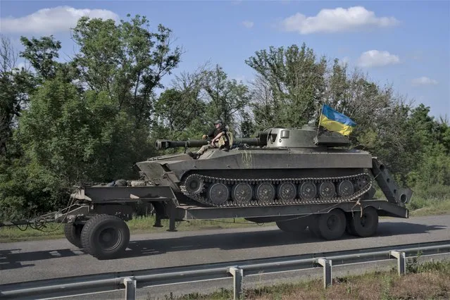 A tank is towed near Slovyansk, eastern Ukraine, Saturday, June 4, 2022. (Photo by Bernat Armangue/AP Photo)