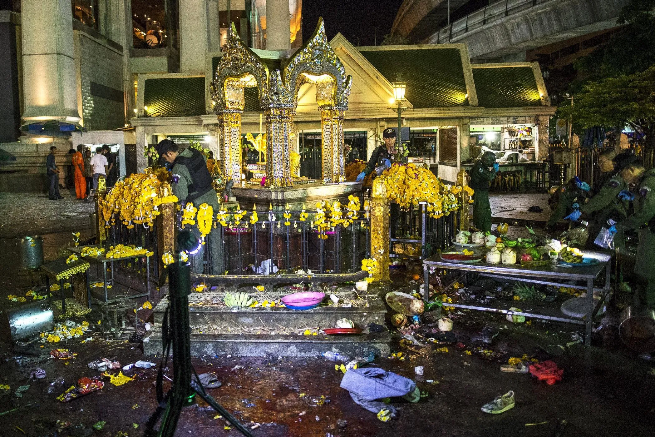Месяц в бангкоке. Храм Эраван Бангкок. Взрывы в Бангкоке в канун нового года (2006). Взрывы в Бангкоке в канун. Взрывы в Бангкоке в канун нового года.