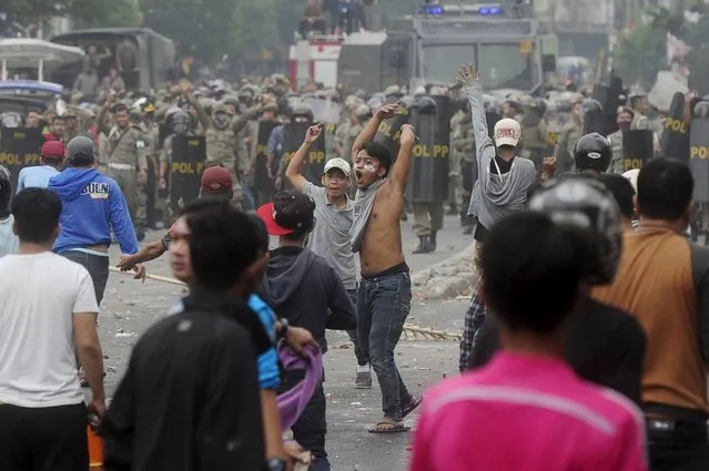 Residents of Kampung Pulo clash with police and security forces in Jakarta, Indonesia, August 20, 2015 in this photo taken by Antara Foto. (Photo by Wahyu Putro A./Reuters/Antara Foto)