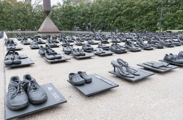 An installation by artist Sandeigh Kennedy of 657 pairs of shoes in memory of the more than 600 mass shootings that occurred in the United States in 2023, is seen in Houston, Texas, on January 15, 2024 as the country marks Martin Luther King, Jr. Day Each pair of shoes has “a marker denoting the location, date, number of injuries, and the number of lives lost at each event. Each pair is painted black to give a sense of equality to each victim”, says the Texas artist. The shoes are displayed in front of the Broken Obelisk, a Barnett Newman sculpture, at the Rothko Chapel Plaza. In 1969, the city of Houston refused to place it in front of its City Hall because it was honoring Martin Luther King. (Photo by Cecile Clocheret/AFP Photo)