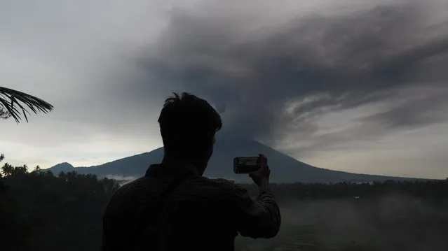 Black clouds overshadows Mount Agung are seen in Abuan village of Karangasem regency, 7 kilometers from the erupted Mount Agung in Bali, Indonesia on November 26, 2017. (Photo by Mahendra Moonstar/Anadolu Agency/Getty Images)