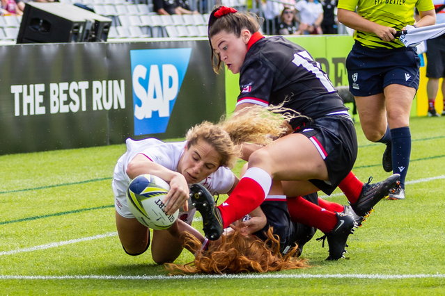 Abby Dow (L) of England scores a try during the Women's Rugby World Cup Semi Final match between Canada and England at Eden Park in Auckland, New Zealand, 05 November 2022. (Photo by Aaron Gillions/EPA/EFE)