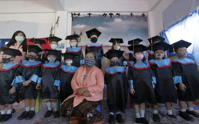 Kindergarten school student wear masks during a photo session for graduation day amid the coronavirus in Banda Aceh, Indonesia, 10 June 2020. Indonesia has confirmed over 30,000 coronavirus and COVID-19 cases. (Photo by Hotli Simanjuntak/EPA/EFE)