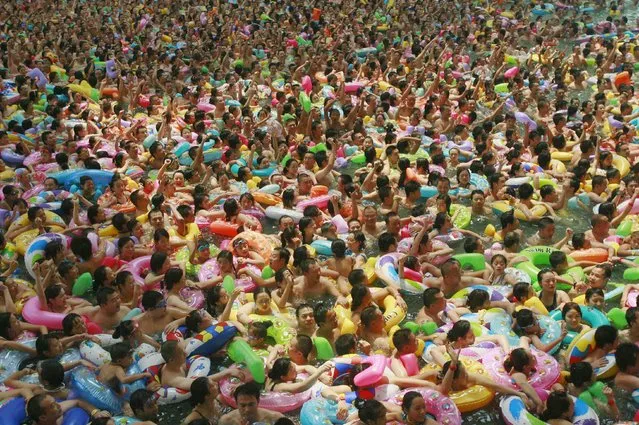 Local residents crowd a swimming pool during a hot weather in Suining, Sichuan province, 27 July 2008. (Photo by Reuters/Stringer)
