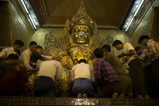 Men gather to pray inside Mahamuni Buddhist temple in Mandalay October 6, 2015. (Photo by Jorge Silva/Reuters)