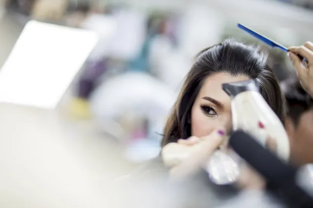 Contestant Satsuki of Japan prepares backstage before the final show of the Miss International Queen 2015 transgender/transsexual beauty pageant in Pattaya, Thailand, November 6, 2015. (Photo by Athit Perawongmetha/Reuters)