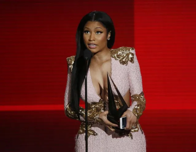 Nicki Minaj accepts the award for favorite hip hop album for "The Pinkprint" during the 2015 American Music Awards in Los Angeles, California November 22, 2015. (Photo by Mario Anzuoni/Reuters)