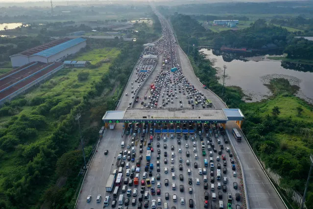 An aerial photo of a traffic jam at a toll booth of a highway, as Indonesian Muslims go back to their hometown to celebrate Eid al-Fitr, known locally as “Mudik” in Karawang, Indonesia on April 19, 2023. (Photo by Aditya Pradana Putra/Antara Foto via Reuters)
