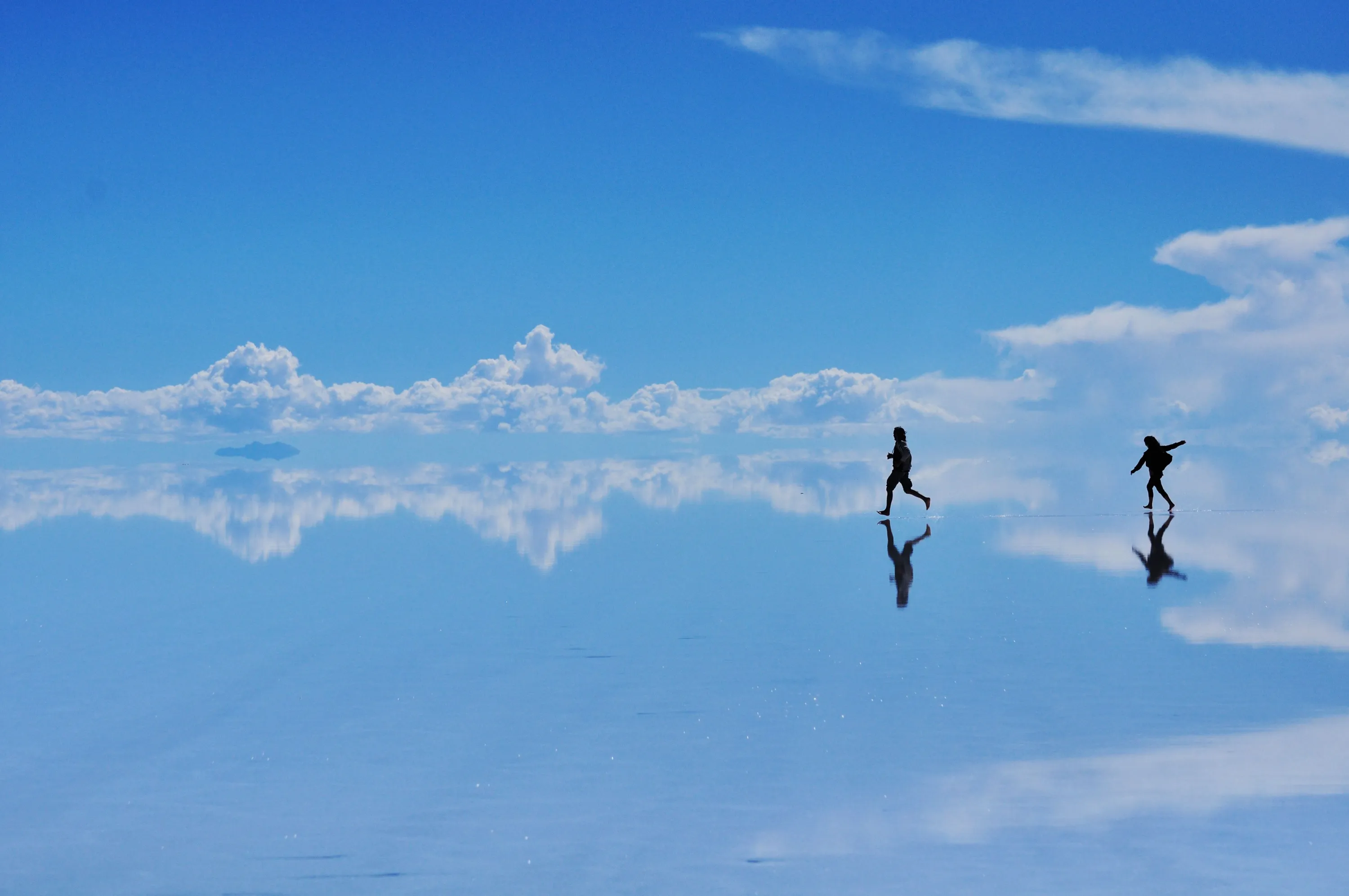 По небосклону высокому и прозрачному. Салар де Уюни Боливия. Солончак Уюни Боливия. Солончак Салар-де-Уюни, Боливия. Озеро солончак Уюни.