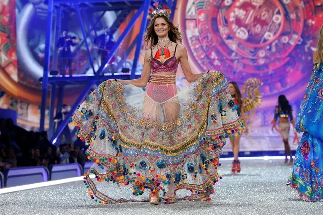 Model Barbara Fialho presents a creation during the 2016 Victoria's Secret Fashion Show at the Grand Palais in Paris, France, November 30, 2016. (Photo by Charles Platiau/Reuters)