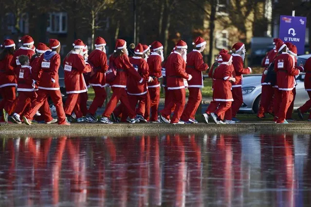 Some two thousand runners dressed as Santa Claus make their way through Clapham Common during The London Santa Dash, to raise money for Great Ormond Street Hospital, in London, Britain December 4, 2016. (Photo by Dylan Martinez/Reuters)