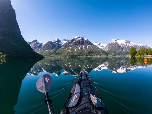 Marine researcher Tomasz Furmanek, 44, from Bøjarnesveien, Norway, takes stunning images while kayaking through various fjords and lakes in the Scandinavian country. During Tomasz’s free time, he works as a freelance photographer traveling around the lakes, fjords and coastal regions of the beautiful country – and capturing breathtaking photographs. “I work with computers in an office most of the time. Kayaking is a good way of getting exercise and exploring new remote locations that can’t be reached by roads. My favorite photos were taken in Nærøyfjorden, as this is one of the scenic fjords in Norway”. Here: Hjelle , Oppstrynvatnet lake in Stryn, Norway. (Photo by Thomasz Furmanek/Caters News Agency)