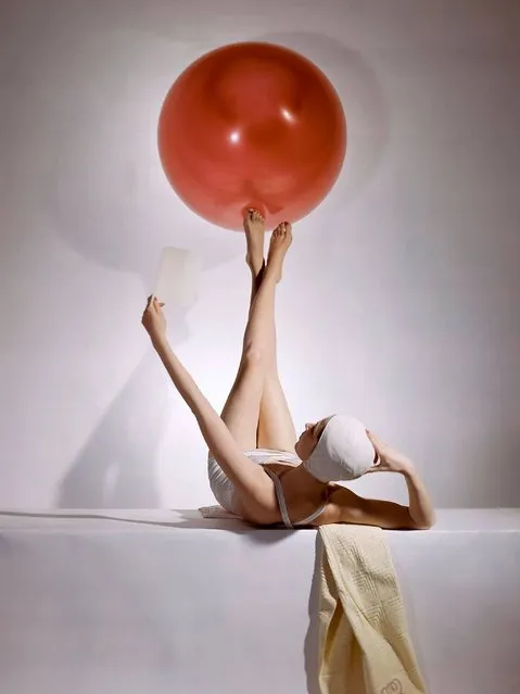 “Masterpieces of Fashion Photography”: Balance, 1941. (Photo by Horst P. Horst/Vogue Archive Collection)