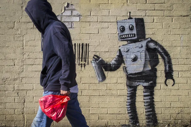 The newest art installation by British artist Banksy, a robot and a barcode, is seen on a wall in the Coney Island area of New York City, October 28, 2013. (Photo by Brendan McDermid/Reuters)