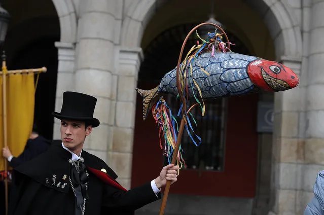 A member of  the Brotherhood of the “Burial of the Sardine” holds a replica of a sardine during the Burial of the Sardine procession on February 10, 2016 in Madrid, Spain. (Photo by Denis Doyle/Getty Images)