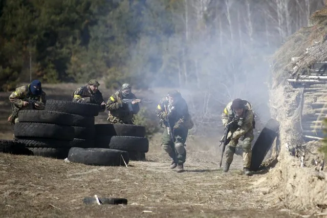 Members of the Ukrainian Defence Ministry's assault battalion “Aydar” take part in tactical exercises during a military drill near Zhytomyr April 9, 2015. (Photo by Valentyn Ogirenko/Reuters)