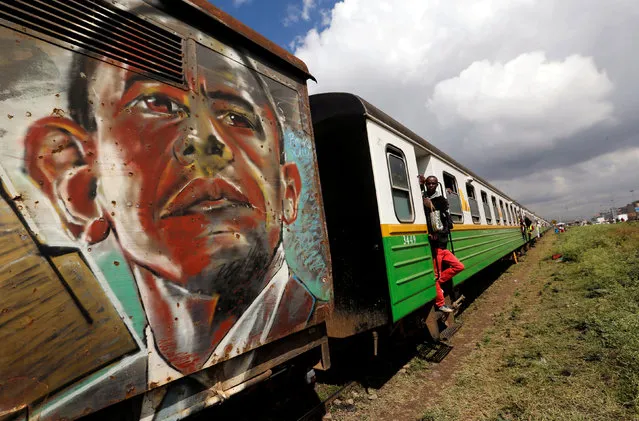 A portrait of former U.S. President Barack Obama is seen spray painted on an overloaded Nairobi Commuter Rail Service (NCRS) commuter train, as passengers travel from the Mutindwa station, during a strike by the Federation of Public Transport operators in Nairobi, Kenya on November 12, 2018. (Photo by Thomas Mukoya/Reuters)